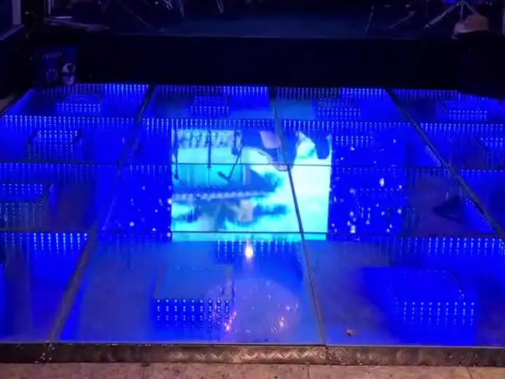 Pista de LED azul com efeito infinito diante do painel de LED