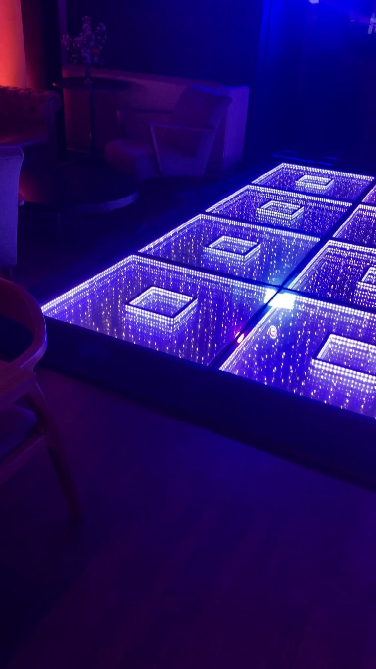 Salão preparado para festa com pista de LED iluminada